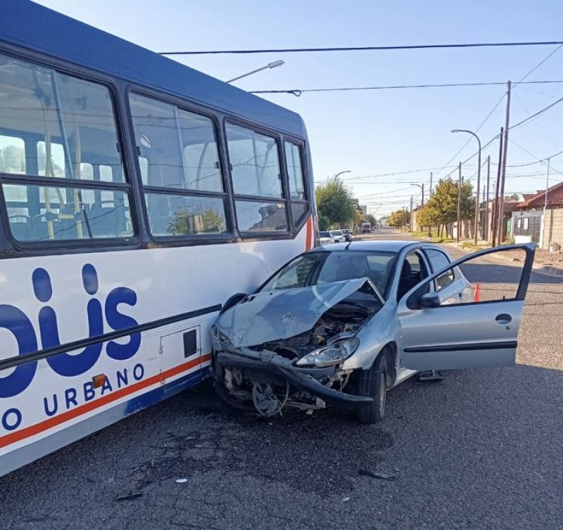 Violento choque entre un colectivo y un auto